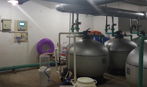 梅林一村泳池裝好了水質(zhì)在線(xiàn)監(jiān)測(cè)加藥系統(tǒng)