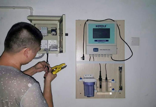 梅林一村游泳池安裝余氯pH在線監(jiān)測(cè)儀